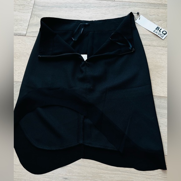 BLQ BASIQ light weight, black mini skirt, lightweight for layering, size 1. - Picture 6 of 15